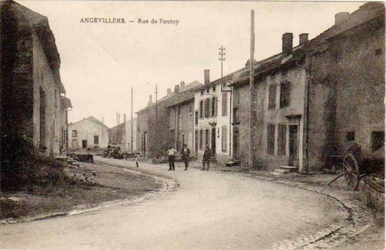 Une rue du village en 1905